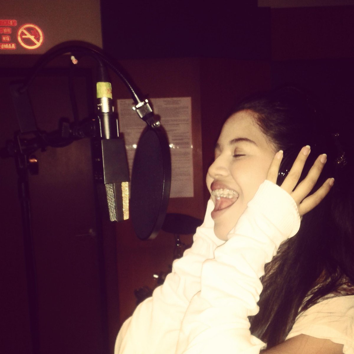 Kyaraoficiaal's tweet photo. I'm so exited for my first single #january  #LookTheWorld made to love for all my kyanatics ♥ http://t.co/0E46oPeByg
