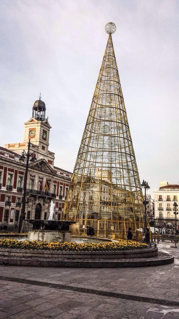 ChuleriaMadrid's tweet photo. Sabes que el año ha pasado volando cuando estás en Sol y ves esto... http://t.co/Blf158NB1D