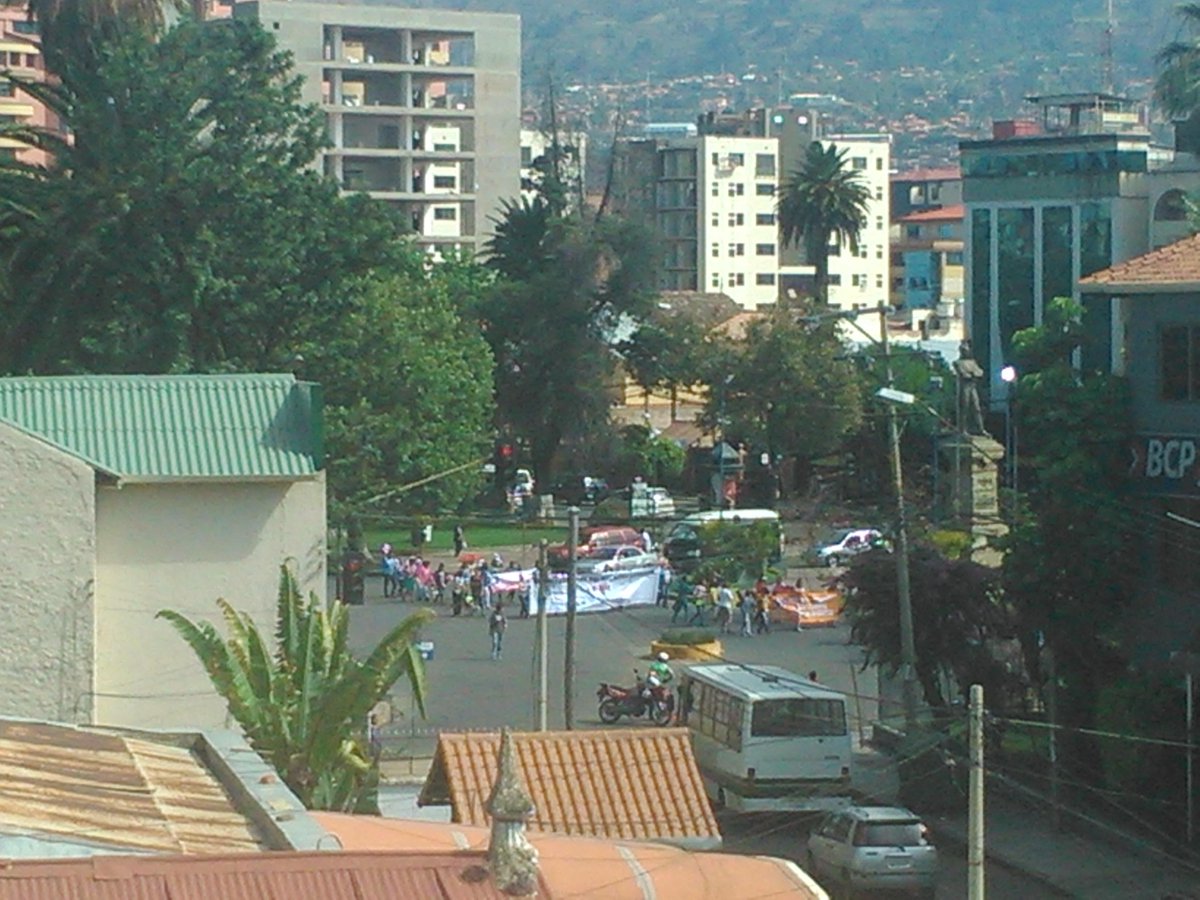 paolitrupv's tweet photo. @PeriodistaV se lleva adelante la marcha en contra de toda forma de violencia hacia las mujeres en el prado de cbba http://t.co/gXybhmmm3U