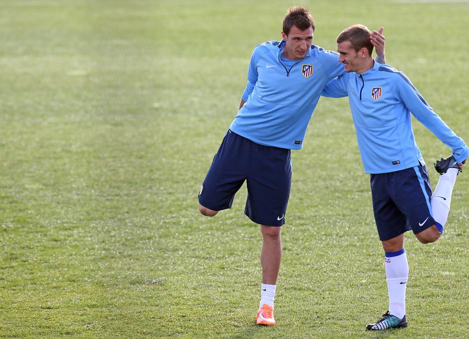AntoGriezmann's tweet photo. Estamos preparados para mañana !!! Y vosotros?? #TodosAlCalderon #Atleti @MarioMandzukic9 http://t.co/7EXaZzqWdW