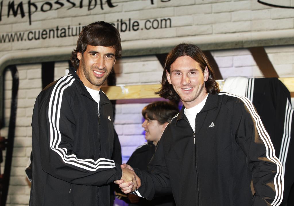 marca's tweet photo. Messi irá ahora... a por Raúl. Los números de ambos, en este espectacular GRÁFICO: http://t.co/R6E4KxOVdK  #Champions http://t.co/G2byyui1Ep