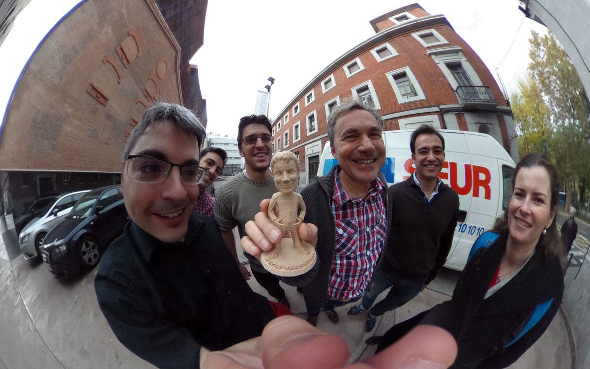PerceptionHub's tweet photo. ¡Qué contento se le ve a @martinvars con el regalo que le hemos hecho en @PerceptionHub! http://t.co/KU3L5ftPsd