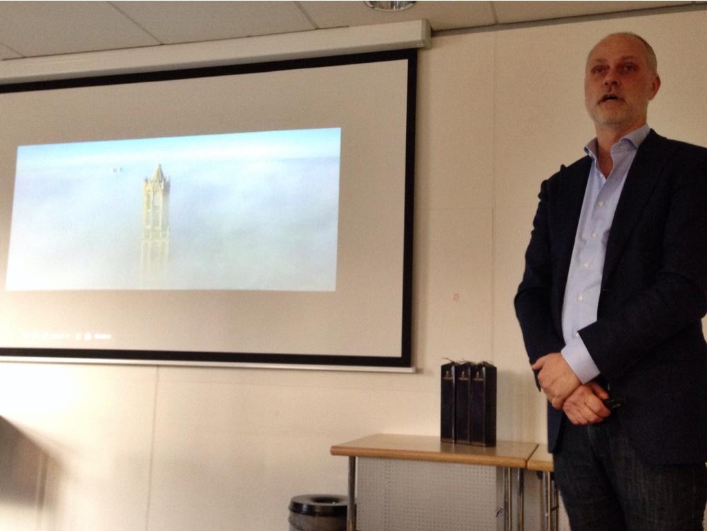 MfUpdates's tweet photo. Tijdens de #mfupdates-sessie over online video vertelt @Marck_Feller van @FellerMedia over de emotie van video. http://t.co/HsI71srSaG