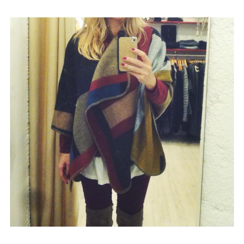 MonicaSors's tweet photo. Por fin tengo la deseada capa! Es de @AiduskiModa (Deu i Mata 88), si estás en #bcn es visita obligada 👌♥️ #shopping http://t.co/K56gn8w4sb