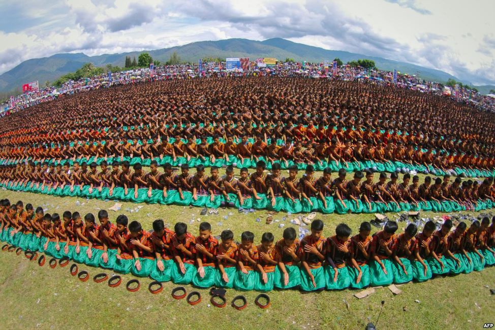 jalanbhakti's tweet photo. Via @GNFI: Lebih dari 5.000 org dari Gayo melakukan tari Saman bersama-sama di dataran tinggi Gayo Lues, Aceh http://t.co/AeAY5ZDwY0