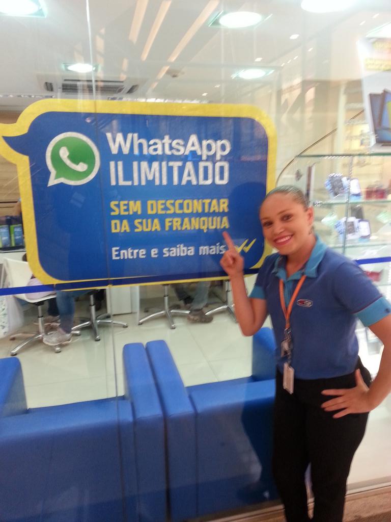 PaulaTimdf's tweet photo. Telecel CNB com a loja decorada e equipe afiada para detonar na venda do Controle Whatsapp! Vamos pra cima TCO! http://t.co/S3uSxuvLtT