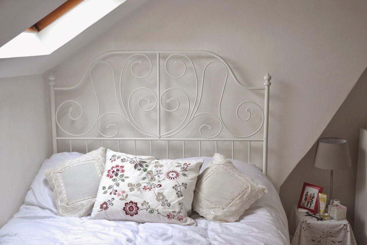 HelloRoompal's tweet image. White polka dots, embroidered cushions and a splash of red = a sweet bedroom. emandthem.co.uk/2014/11/my-new… @emandthemblog