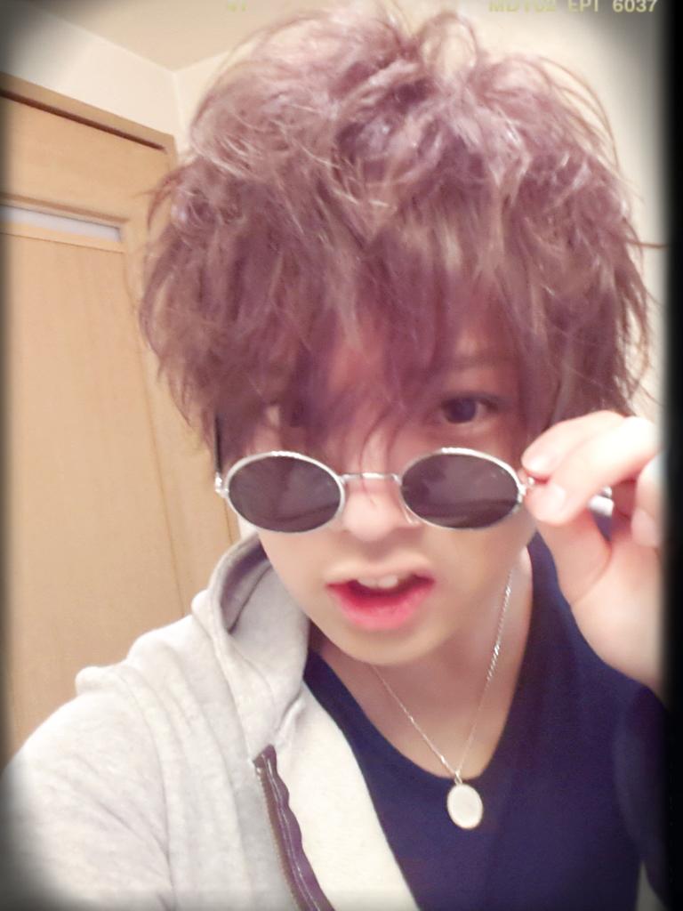 suna091's tweet photo. 【トップ画変更アンケート】

超久々にトップ画変更しようと思ってるんですがどっちがいいですかね？

丸メガネ→ＲＴ
寝癖風→ふぁぼ
選べない人→両方してくださいね♪w

是非協力お願いします！！！！ http://t.co/SYEbMQigAm
