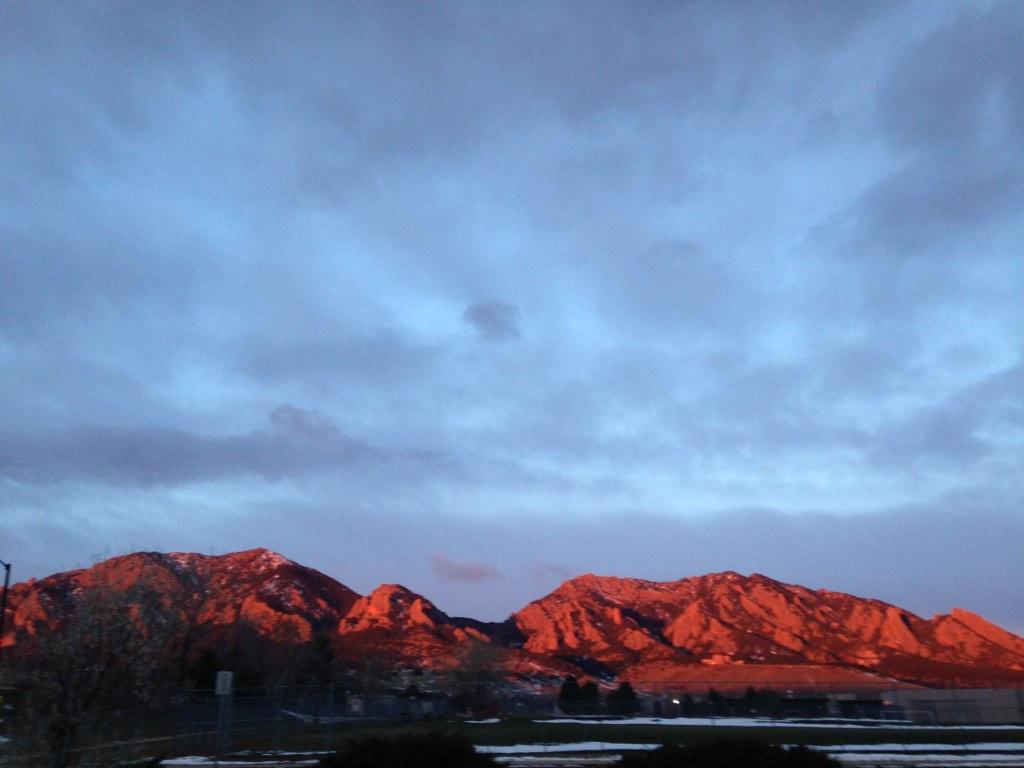 t_harris's tweet image. #Boulder #Sunrise on the Flatirons @Zaffino @spann @WxTrackerDaryl @daylecedars