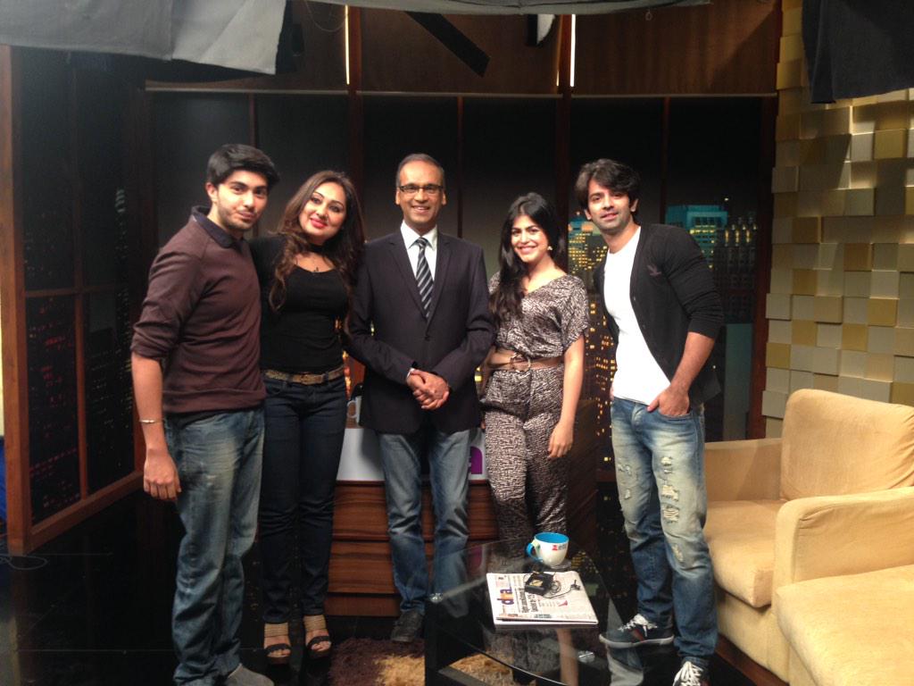 BarunSobtiSays's tweet photo. And we are here to #meet #KomalNahta at @etc! Long #day And still #smiling! :) http://t.co/TChRf4EWUD