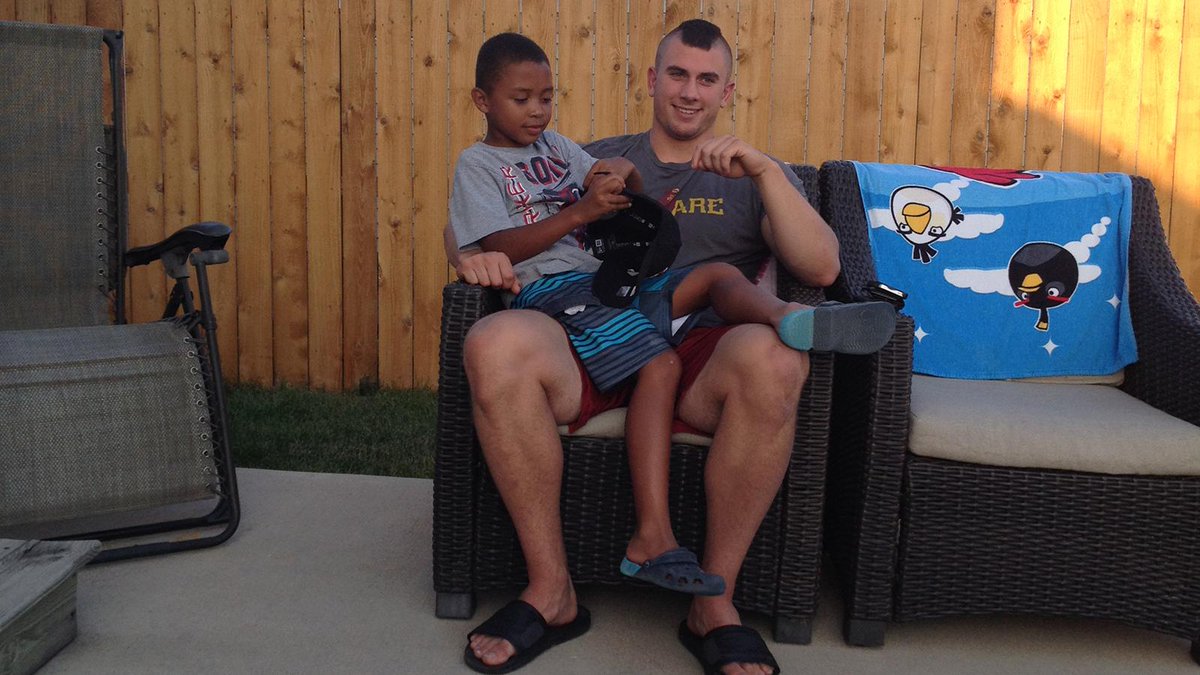 CycloneFB's tweet photo. ISU DE @CJMO48 dedicated his season to Coach Bray. Spending time with Bray's son Colden is a part of it. #Leader http://t.co/54XMGco5P7