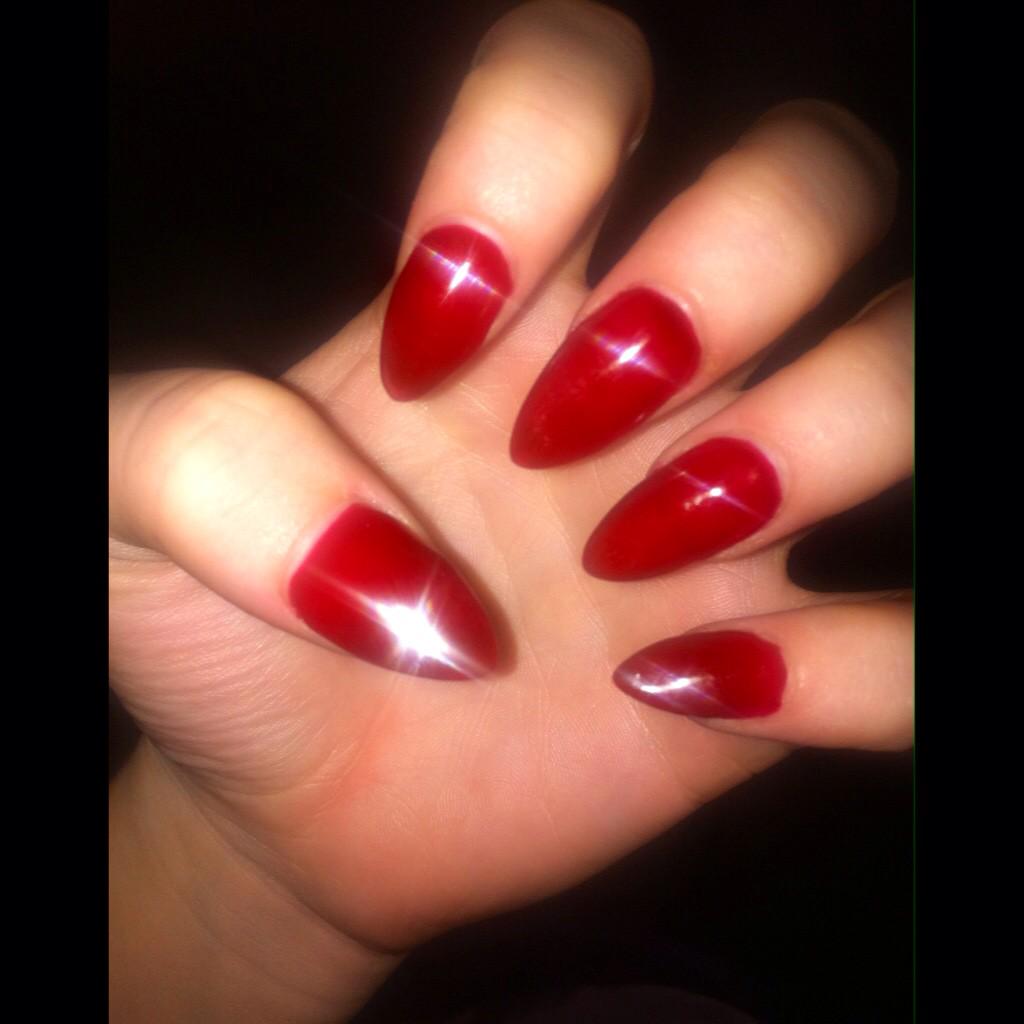 NiamhLynch2's tweet photo. #nails #winter #shine #red 😍😍 http://t.co/LbYBpPm0Yo