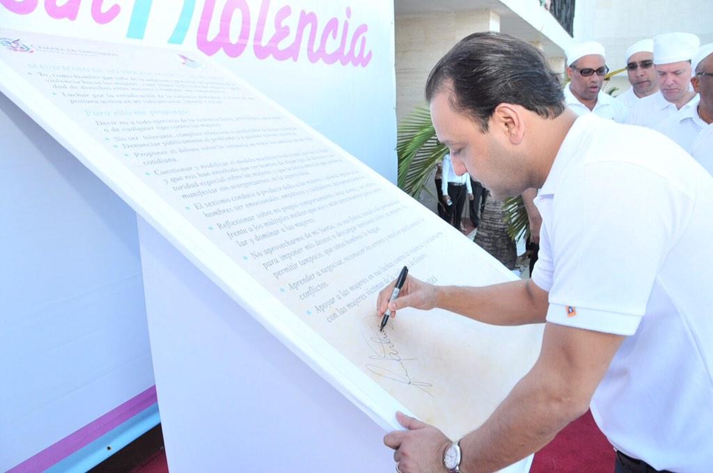 AbelMartinezD's tweet photo. Asumimos el compromiso de no cometer, permitir o silenciar la violencia contra las mujeres. http://t.co/STLgP43nnW