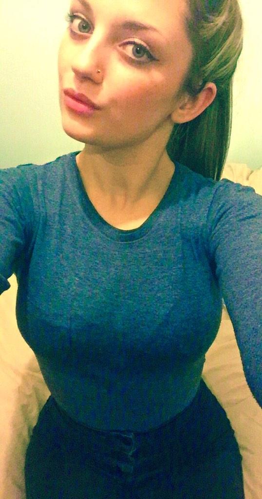 hazelneish1997's tweet photo. Little girls yea they can be curvy too π #SmallGirlCurves #TinyWaste #ThickerThighs πͺπ http://t.co/DL4QAJ47kP