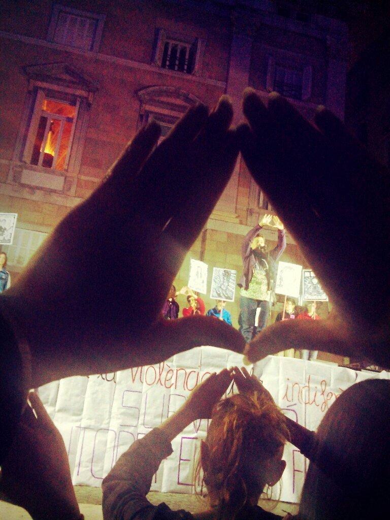 gatamaulabcn's tweet photo. Minut de silenci per totes les assassinades, però també per les supervivents de la #violènciamasclista #25N http://t.co/ZsFQdZRIuQ