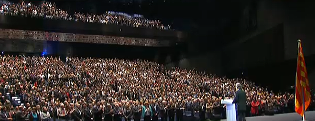 maticatradio's tweet photo. #presidentMas25N. L'auditori d'empeus atura el discurs de Mas al crit d'independència. http://t.co/b32VVHp3Lc