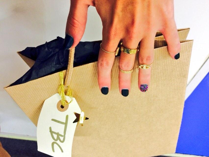 AndreitaRoca's tweet photo. Gracias @thebeautyconcep por esta tarde en #tbcbloggersday , por esta preciosa manicura y el detallito ❤️❤️❤️ http://t.co/ZOVb2eR7Zl