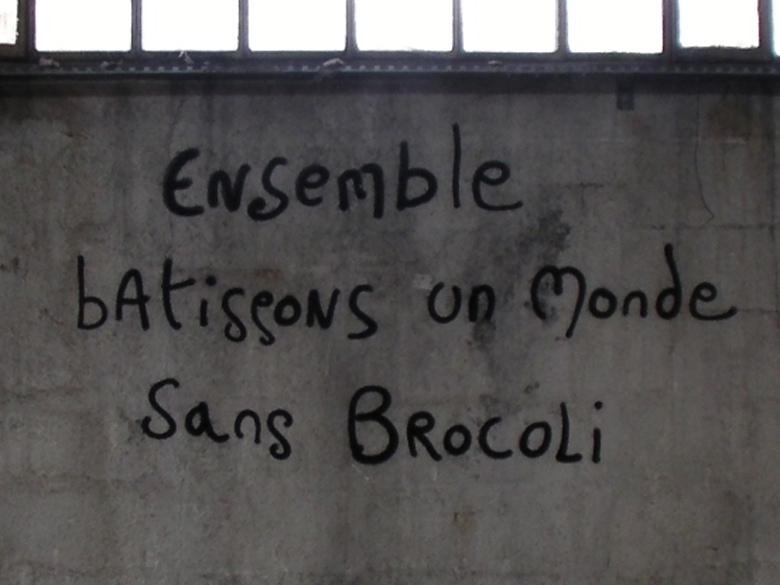 Lionel_Liptique's tweet photo. Et puis les murs, c'est aussi l'occasion de transmettre de vrais messages forts. http://t.co/s0CcSTXARv