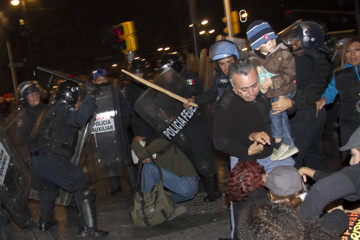 Pajaropolitico's tweet photo. #20NovMx: la policía agredió a familias... con "valor y gallardía" http://t.co/k9FPgBpGyq http://t.co/3qcMABC2nk