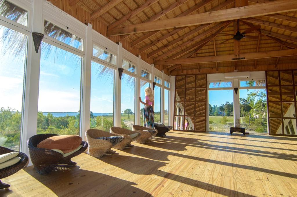 LesleyMurph's tweet photo. This view tho. 5 days left of #30daysofenergy #theroadlestraveledenergy Day 25: Surrender to Silence @FourSeasons http://t.co/RJBdlKgpXO