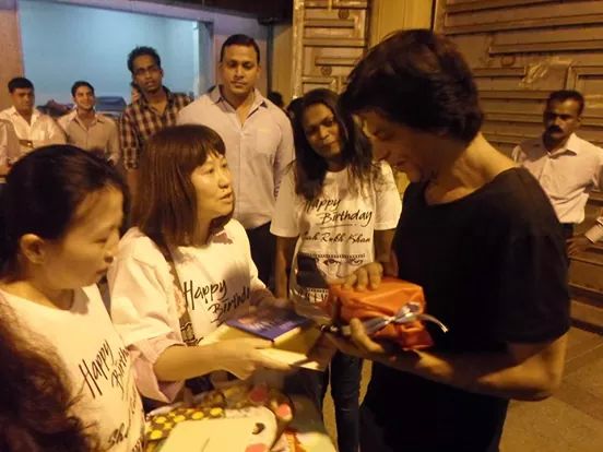 Our Japanese team members will never forget 2nd Nov when they got to meet <a href="/iamsrk/">Shah Rukh Khan</a> and greet him! #DDLJNewTrailer