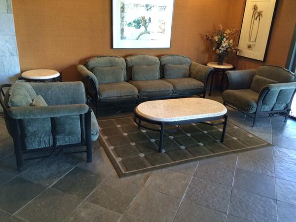 bwencinitas's tweet photo. Our comfortable couches in the lobby. http://t.co/zK1CbkDm9W