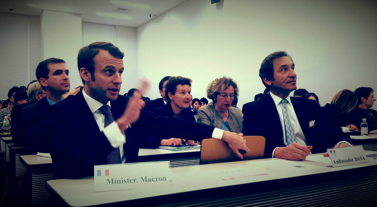 EmmanuelMacron's tweet photo. Retour sur les bancs de l'université... à Waseda avec l'ambassadeur Thierry Dana ! http://t.co/B6AUZ2c5Iw