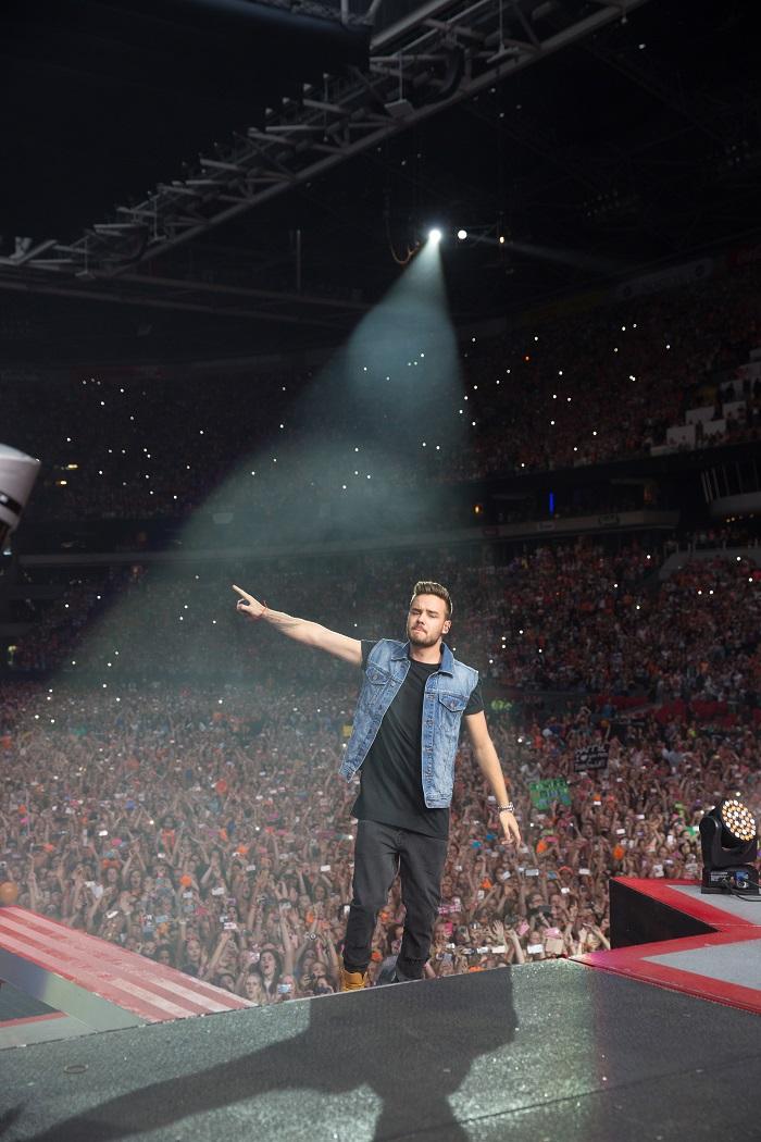 onedirection's tweet photo. #1DConcertFilmDVD http://t.co/QErQeNMry7 http://t.co/bBgMr1wtZ8