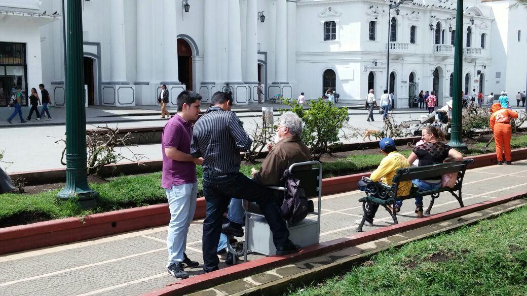 ThinkJammers's tweet photo. Las calles de la Ciudad Blanca se llenan de Jammers! Los participantes validan con la gente sus servicios @CCCauca http://t.co/ULmD0zDp7j