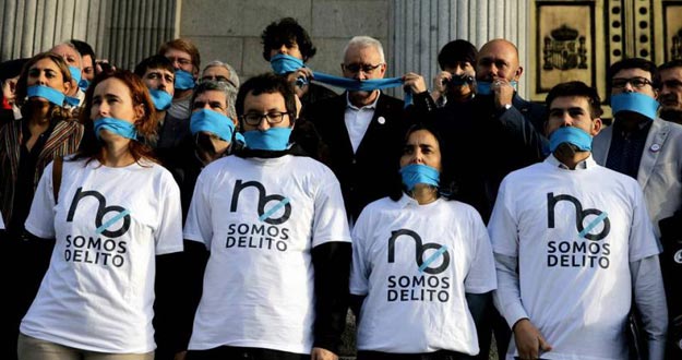 rtve's tweet photo. Aprobada la ley de seguridad con los votos del PP y rechazo en bloque de la oposición http://t.co/HYJ6kKlWZY http://t.co/zUzVjDhBPi