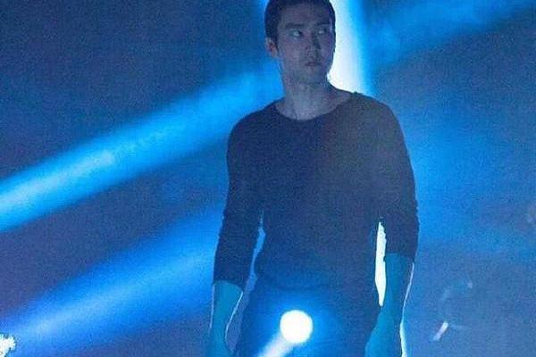 allkpop's tweet photo. Siwon shines with an arc reactor on his crotch http://t.co/MCdb1Zz2mw http://t.co/7qg1nrHGvh