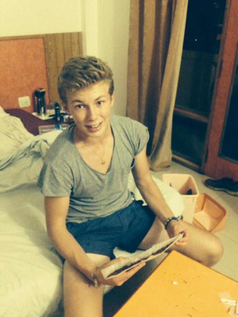 grosmathoupeter's tweet photo. Petit coucou de lΓ -bas #weedinindia #trip #8papers #roll π³π«π·πΊπΈπ©πͺπͺπΈπ (cc @PostBadDrogues π) http://t.co/a2FoPnt0Yd