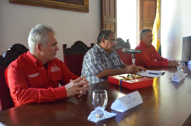 PrensaClebne's tweet photo. CLEBNE Recibe de manos del Gobernador Carlos Jose Mata Figueroa 
Presupuesto 2015 para el Estado Nueva Esparta http://t.co/8efBhCECZb