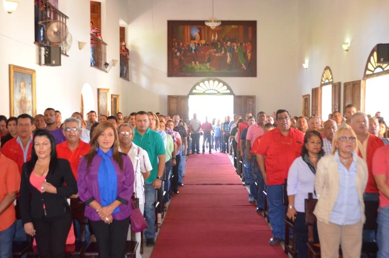 PrensaClebne's tweet photo. CLEBNE Recibe de manos del Gobernador Carlos Jose Mata Figueroa 
Presupuesto 2015 para el Estado Nueva Esparta http://t.co/8efBhCECZb