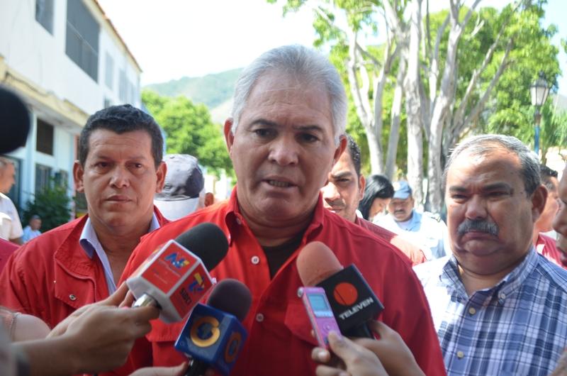 PrensaClebne's tweet photo. CLEBNE Recibe de manos del Gobernador Carlos Jose Mata Figueroa 
Presupuesto 2015 para el Estado Nueva Esparta http://t.co/8efBhCECZb