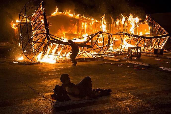 YHPRUMF's tweet photo. “@occupythemob: Couple of pictures from last night. #FergusonDecision http://t.co/uo4rd45T7F”