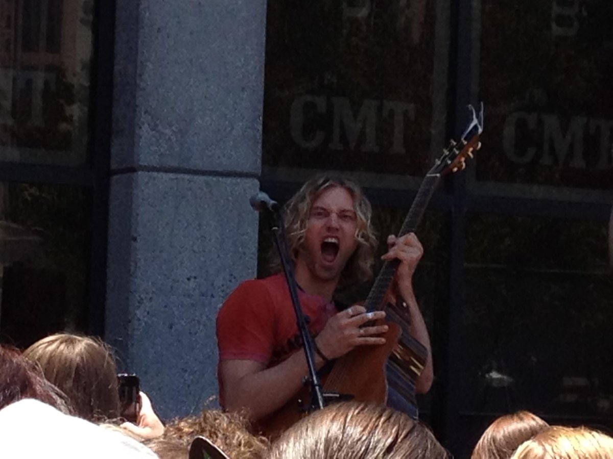 AnnaBmusicfan's tweet photo. @JessicaNorthey #cmcchat @caseyjames maybe we can all enjoy this rock pose photo from CMA Fest 😎 http://t.co/iC3ojR6ljA