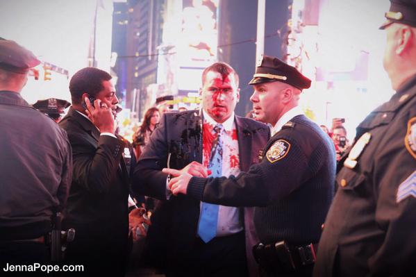 YourAnonCentral's tweet photo. #US: Fake blood thrown on at NYC police commissioner in Times Sq last night #Ferguson #MikeBrown #FergusonDecision http://t.co/ElxJzxjRv2