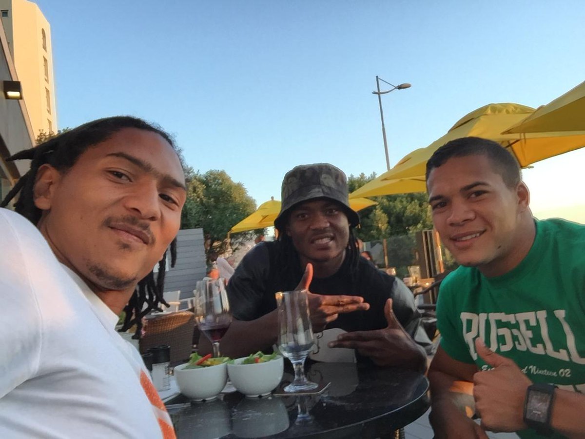 CheslinKolbe's tweet photo. Great evening spent with these two today #supperdate @tim7geduld @seabelo_senatla @RussellAthl_ZA @RussellAthl_EU http://t.co/YZvfJUc8VU