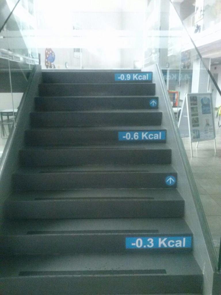 Comienza con pequeños cambios saludables, en este caso, deja de lado las escaleras mecánicas. #fitnesstips #salud