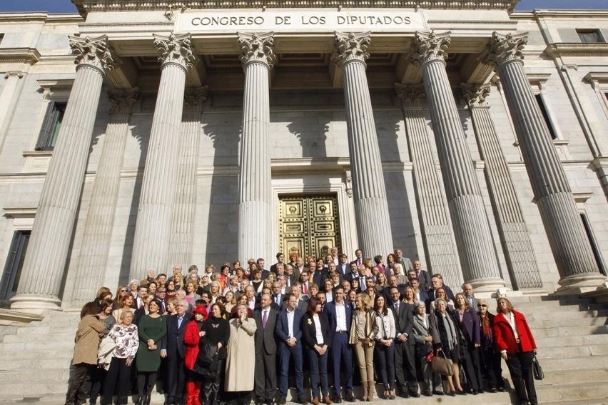 LimonesAG's tweet photo. Día internacional contra la violencia de género. Concentración parlamentarios socialistas en la puerta del Congreso. http://t.co/bXXjwbY6ve
