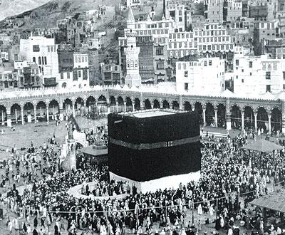 Isma3eell's tweet photo. ٢
وجابوا عرش قيصر واليمن ضموه مع شامه
رجال احرار مثل النار يوم تش�� محتركه
نهار الحرب حتى الطفل يلبس درع وعمامه
مختارة http://t.co/7dI7bwviA0
