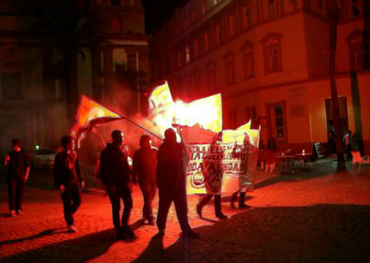 FIJLCadiz's tweet photo. Fotos de la manifestación el Jueves 20 de Noviembre por las calles de Cádiz @FIJLCadiz #cntcadiz http://t.co/m2TYPufG3P