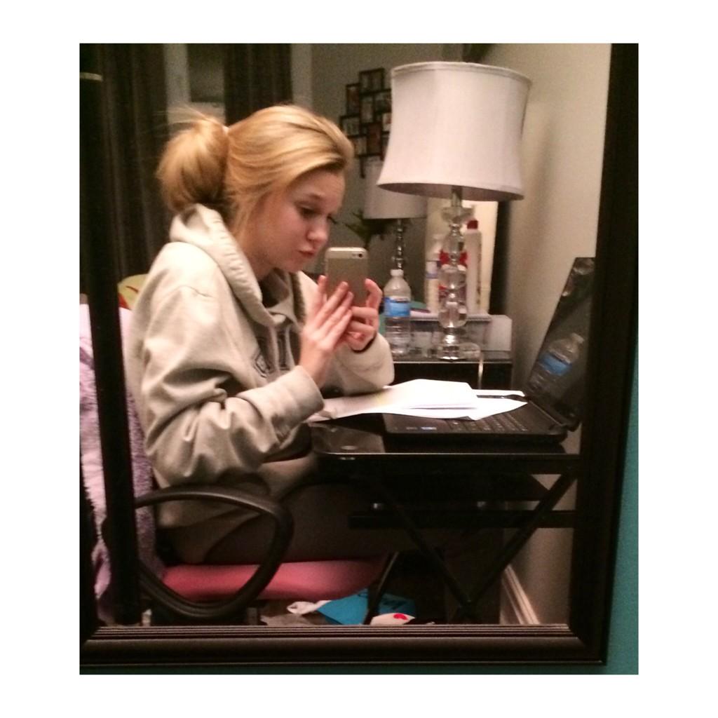 chrystcollin's tweet photo. La petite place où je passe toutes mes soirées😔📓 #vivelafindesession http://t.co/xVCAT1r9ie
