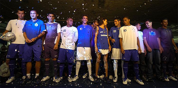 SuperesportesMG's tweet photo. Novo fornecedor já confecciona camisas do Cruzeiro para 2015 sem patrocínio máster http://t.co/o3bB2Rq8r0 http://t.co/460wq25IuF