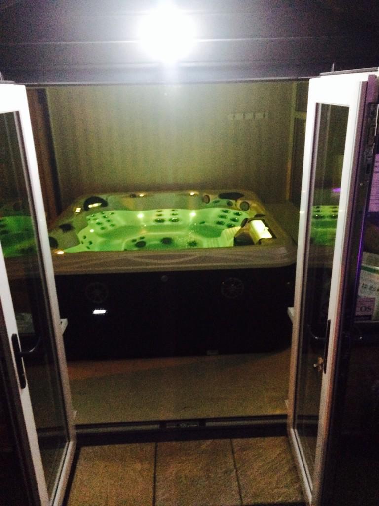Hottub_House's tweet photo. Hot tubs have arrived today and the shops looking great... http://t.co/SV37UaLTx9