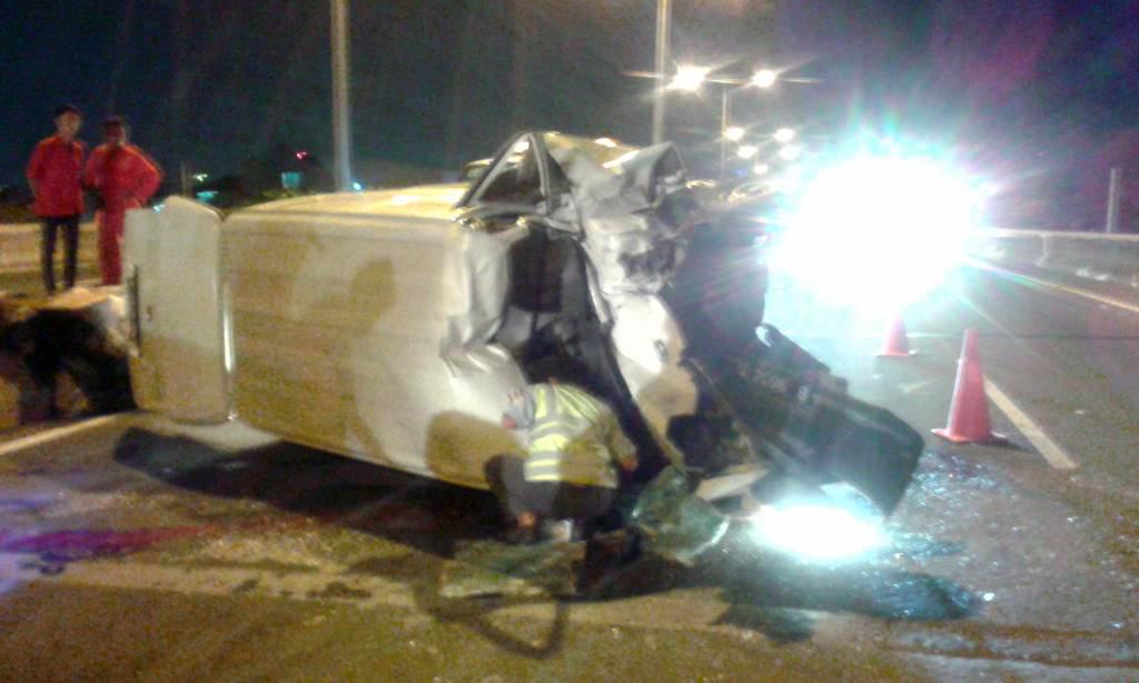 TMCPoldaMetro's tweet photo. 04:38 Kecelakaan Daihatsu Granmax B 9604 TCC di KM 14 Tol Warakas (arah ke Cawang), korban tutup usia 1 org &amp; 1 luka2 http://t.co/VhArR1IrIi