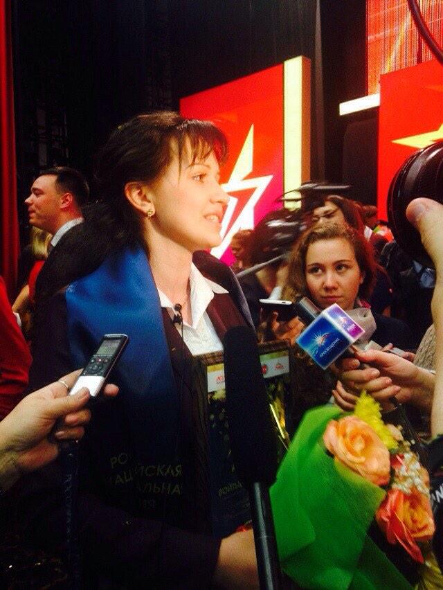 minobrnauki_ru's tweet photo. Гран-при получила Екатерина Войтышева из Ставрополя. Награду ей вручил @AStradze. #РоссияСтуденческая #студентгода http://t.co/BMsmmtF22J