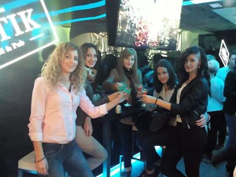EstefyyyAlvarez's tweet photo. Increíble noche inesperada en granada con estas preciosidades. @AlvarezKriss http://t.co/vzCnfJuUif