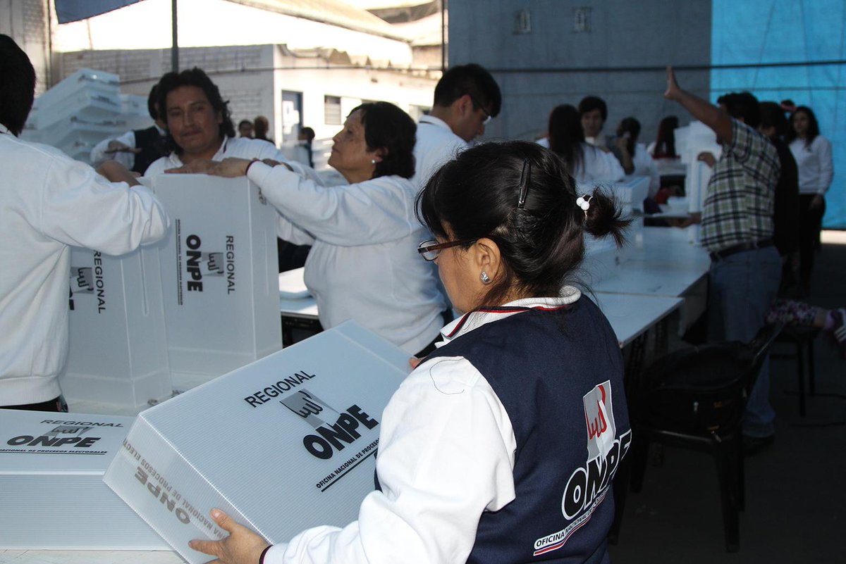 ONPE_oficial's tweet photo. #ONPE ensambla más de 34 mil ánforas para las elecciones del 7 de diciembre #SER2014. http://t.co/7cdmyz6noJ http://t.co/SmxTM8xJTF